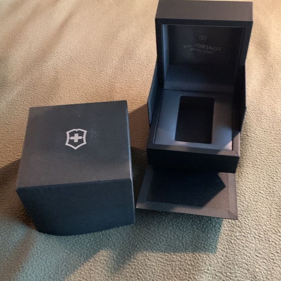 Men’s Victorinox Swiss Army watch with gray nylon strap. Comes with box. - Picture 10 of 16